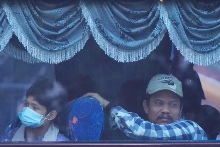 Malaysia begins Myanmar repatriations despite safety warnings by UN and rights groups